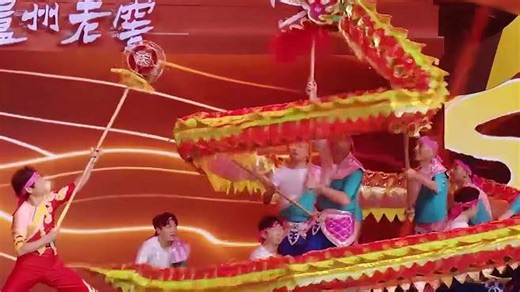 龙舞不愧是中国非遗！巨龙登场震撼全场，尽显“龙的传人”精气神