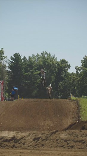 Ce samedi, Ty Masterpool et Tom Vialle ont eu chaud en deuxième manche 250 à Red Bud alors qu'un pilote retardataire se mettait un volume sur un saut sous leurs roues. Haiden Deegan ne pourra pas en dire autant et s'en mettra une bonne. Heureusement pour lui, l'officiel Star Racing Yamaha s'est relevé comme si de rien n'était pour terminer la manche sans perdre de position et surtout, en un seul morceau. La sécurité des pilotes un sujet plus que jamais au goût du jour ... 📹mickmediaco www.daily