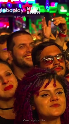 E quem foi que disse que eu não consegui foto com o @Foo Fighters? Consegui uma coisa muito melhor: uma transmissão ao vivo! Registros de ontem da Multishow/Globoplay onde fui flagrada curtindo o melhor show da noite da melhor forma: na grade, após quase 12h em pé, na frente de mais de 100mil pessoas. Que presentão foi estar de corpo e alma nesse show, no de Curitiba e ter a alma renovada 2x na mesma semana com minha banda favorita. Como é bom ser fã do Foo Fighters