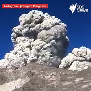 Campers making breakfast on Indonesia's Mount Merapi got a rude shock when the volcano started erupting. | SBS News