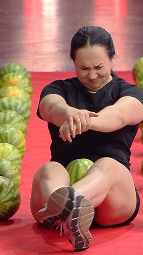 Guinness World Records on Instagram: "Most watermelons crushed with the thighs in one minute (female) 🍉 5 by Gözde Doğan 🇹🇷 #Guinnessworldrecords #officiallyamazing"