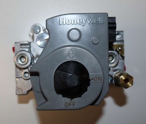 Utica FE3980B910 3/4 inch Safety Valve for Cub CHB CCB ECR Boilers