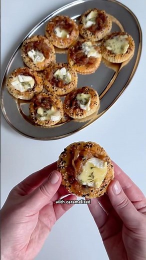 French Onion Brie Puff Pastry Bites for #thanksgiving #brie