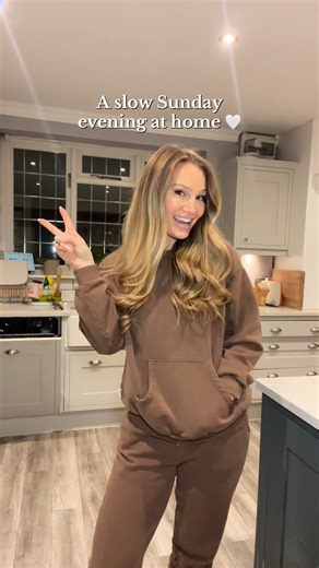 Anna Saccone on Instagram: "A cosy Sunday evening at home 🤍 From cooking a roast to winding down for bed - timestamps included because you always love them 🕯️✨ #CosyEvening #SundayReset #SlowLiving #EveningRoutine #CosyHome"