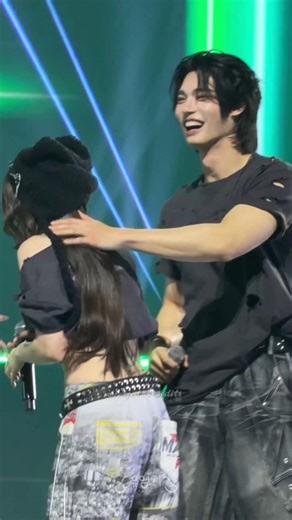 The way she bumped into him 🤭 #winmetawin #felizz #riserconcert #funny #bts #shorts #concert #fyp