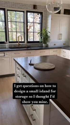 Sarah Robertson | Studio Dearborn | Kitchen Design on Instagram: "There’s nothing quite like an island tour when it’s freezing cold out, am I right? I spent a solid six months designing this island. Am I happy with how it turned out? It’s funny but I would in retrospect probably have made one major change. Those of you who know Kelly’s @homeonanashvillehill might be able to spot it. Otherwise you will have to wait for the book to come out!!😁"