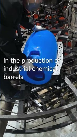 #rotomolding #rotomoldingmachine Chemical barrel production demoulding