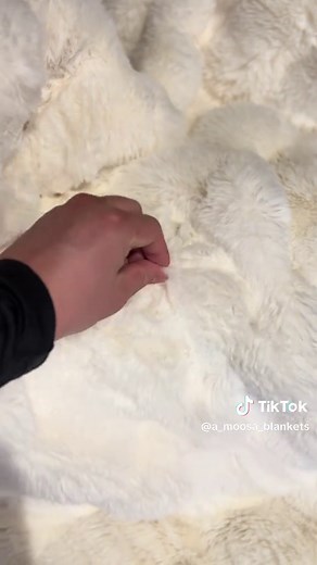 Cozy Cleopatra Blanket for Winter Warmth