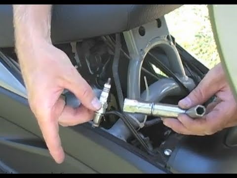 07+ Suzuki Burgman 400 - Spark Plug Removal | MicBergsma