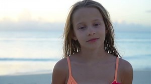 Adorable Active Little Girl Beach During Stock-video (100 % royaltyfri) 1009247126 | Shutterstock