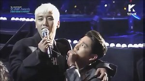 31K views · 2.2K reactions | Seungri lo vuelve hacer. Durante la presentación de Bae Bae de Big Bang en los 5th GAON Chart Kpop Awards, Seungri se sentó esta vez en las piernas de Kangin de Super Junior | Revista Music King | Facebook