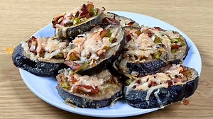 I could eat these eggplants every day ❗️ Incredibly easy and tasty recipe ❗️ No frying ❗️ Slice 2 eggplants Salt and pepper 2 eggs Breadcrumbs 3 garlic cloves Roll the eggplant in egg and breadcrumbs Bake in the oven for 30 minutes (350 F or 180 C) Chop the leek Frying oil Slice the smoked bacon Pepper and coriander Grate the parmesan Put the filling on the eggplant Bake in the oven for 15 minutes (350 F or 180 C) Welcome back to my channel! Today, I'm sharing an incredibly easy and tasty eggpla