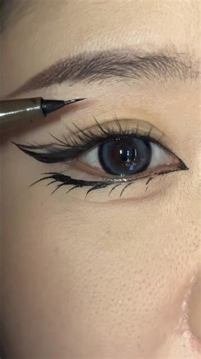Fox-Eye Reverse Hook Eyeliner 👁️🦊 | Easy Tutorial That Won’t Confuse You! #shorts #beautytutorial