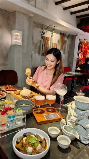 在新加坡要吃道地台湾流行的街头美食，就要来Telok Ayer的东区 里面的装潢每层楼都有惊喜，拍照打卡📷一流 这里的调酒也很有仪式感🍹 适合一班朋友放工后过来边享用美食美酒边relax 东区 @dongqu.sanren 📍176 Telok Ayer St, Singapore 068624 #sgfood #sgfoodie #sgwhattoeat #sgviral #sgmusteat #sgfoodies #sgkopitiam #sgbar #东区 #新加坡美食 #新加坡 #新加坡美食推荐 #新加坡hochiak #新加坡吃什么 #新加坡吃喝玩乐 | Stella Fan