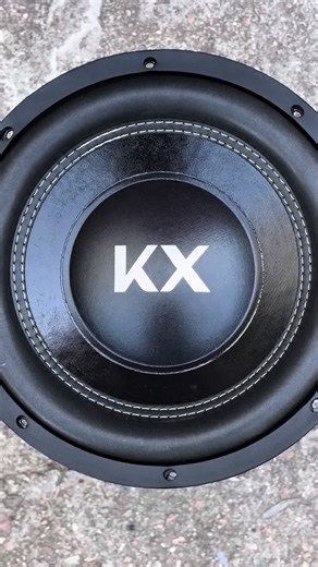 ¡Sube el volumen y prepárate para sentir la música con el nuevo bajo Kenxon! 🔊 Este monstruo de 12