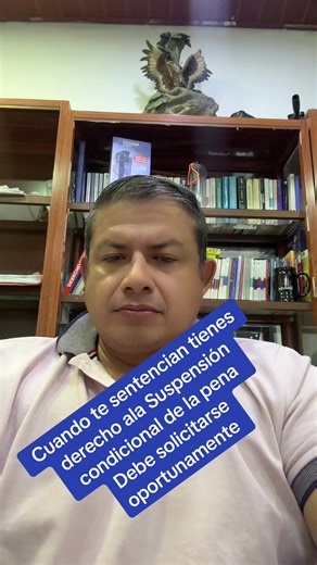 La suspensión condicional de la pena es un beneficio legal que permite a una persona condenada por delitos menores cumplir su sentencia sin ir a prisión, a cambio de acatar ciertas reglas y condiciones impuestas por un juez durante un período de prueba (generalmente de 2 a 5 años), buscando su resocialización y evitando la reincidencia; si se cumplen las condiciones, la condena se extingue, pero si se incumplen, se ejecuta la pena de cárcel. ¿En qué consiste? Alternativa al encarcelamiento: Ofre