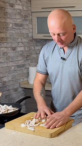 Wigilijna zupa grzybowa a Wy jak ją przygotowujecie 😘😃😚 50 g suszonych grzybów 0,5 l wody 300 g pieczarek 1,5 l wody 1 cebula 2 marchewki 1 pietruszka kawałek pora i selera 2 łyżki masła 2 ząbki czosnku 2 liście laurowe 3 ziarna ziela angielskiego 10 ziaren pieprzu 100 ml śmietany 30 procent sól Lane kluski 1 jajko 3 łyżki mąki 1 łyżka mielonych suszonych grzybów kilka łyżek mleka | Spróbujemy
