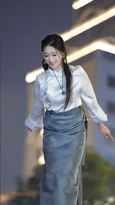 LiLi, The most popular Tibetan dance "Golden Mountains"