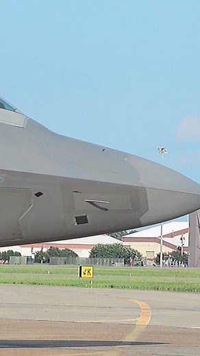 F-22 Raptor Taxi and Take-off