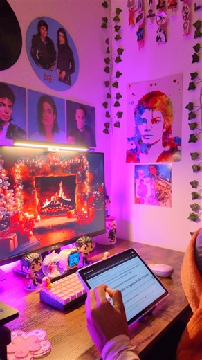 Into my coziness, even working ✨️ #desksetup #michaeljackson #homeoffice