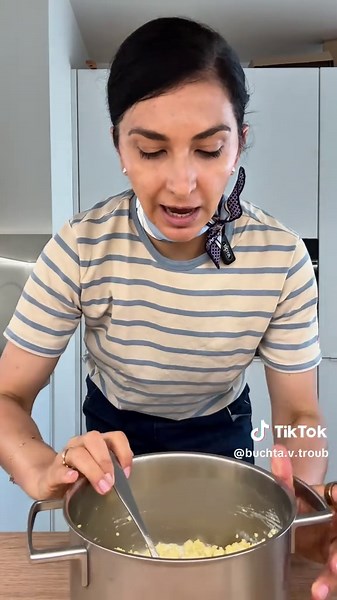 Jak využít zbylou snídaňovou kaši? 🥣 Pokud se vám taky stává, že vám zbyde kaše od snídaně 🙋‍♀️, tak nejspíš řešíte, co s ní. U nás už by kaši druhý den nikdo moc nechtěl. Upečte z ní muffiny. 🧁 Přesný recept najdete ve kuchařce Neobyčejné snídaně 🥞 . Já to dneska dala od oka: * zbylá jáhlová kaše (jen jáhly, mléko, sůl) * cukr * brusinky * vejce Smíchala a upekla ve formičkách na muffiny. Ty mají u nás vždycky úspěch. 🧡🥹 A pokud také neradi plýtváte, mrkněte do Snídaní, najdete tam několi