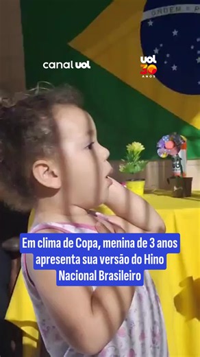 Mayla, de 3 anos, chamou atenção nas redes sociais ao interpretar o Hino Nacional Brasileiro. O vídeo, gravado em Tamandaré, mostra a pequena cantando a canção do seu próprio jeito, em clima de Copa. 🎥 @tatipazzz | @myhoodbr #UOLHoje
