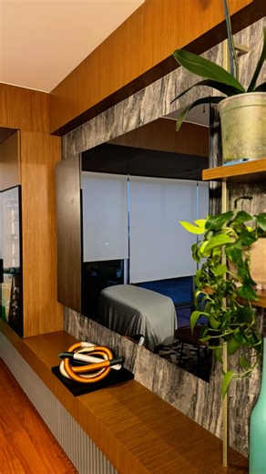 Contraste Espejo para televisor on Instagram: "Precio: desde S/.1950 soles para Perú 🇵🇪 Encuéntranos en República Dominicana cómo @lujocelestial ☎️ +51912715563 Perú 🇵🇪 ☎️ 809-775-7756 RD 🇩🇴 Si estás cansado de los cables sueltos y los centros de entretenimiento convencionales, esto es para ti. La posibilidad de tener un espejo decorativo y un televisor en el mismo lugar llega gracias al vidrio tratado de contraste espejos. Un diseño libre de cables sin ruido visual que realmente aporta a 