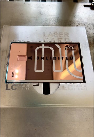 A LASER CARD transforma #cartão simples em objetos de #luxo ————————— #card #nu #laser #iron #dubai #fyp #presente #cartaodecredito
