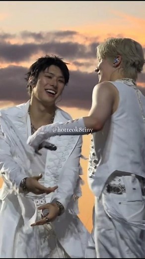 The most precious headspin by Yungi. Look at the happiness!Never separate them! #yunho #mingi #ateez