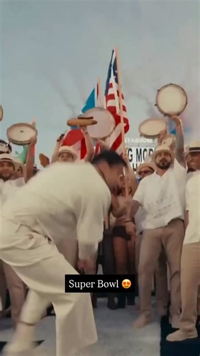 Dritare Tv on Instagram: "🇵🇷✨ Një Super Bowl në spanjisht. Bad Bunny bën histori. Performanca e Bad Bunny-t në Super Bowl ishte një super shfaqje për Porto Rikon dhe kulturën latine. Për 14 minuta, ai solli në skenë historinë, identitetin dhe shpirtin e vendlindjes së tij — nga fusha e kallamit të sheqerit te “casita” ikonike, simbol i rrënjëve dhe krenarisë kulturore. Me të ftuar si Lady Gaga dhe Ricky Martin, si dhe paraqitje nga Pedro Pascal, Cardi B dhe Jessica Alba, Bad Bunny u bë artisti