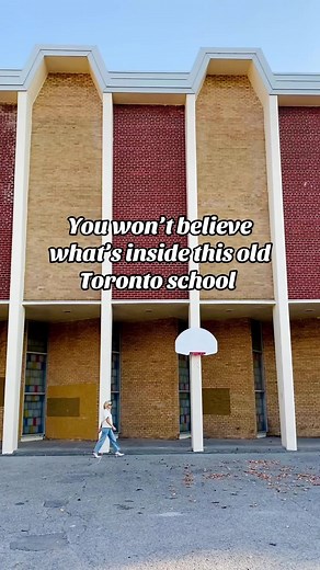 ✨Nostalgics, rejoice! ✨ You can time travel to the 1960s at Glen Ames School, a rare surviving example of mid century expressionist architecture in Toronto. The playful design is from Manchester-born design architect Peter Pennington who brought a distinctively whimsical, British brand of modernism to schools during his stint as staff designer at Toronto Board of Education. Known for eschewing convention and building outside the box, Pennington once mused, “a school gives the designer an excuse