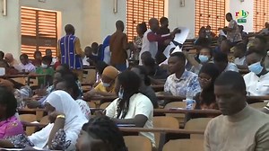 Examen Classant national : plus 2500 candidats ont pris part à la composition pour 2001 postes à pourvoir L’Examen classant national est une épreuve marquant la fin du 2ᵉ cycle des études médicales (6ᵉ année) à l’issue de laquelle les apprenants sont classés par ordre de mérite afin de choisir leurs domaines de spécialisation et ainsi de poursuivre ces études en qualité de résidents. | RTB