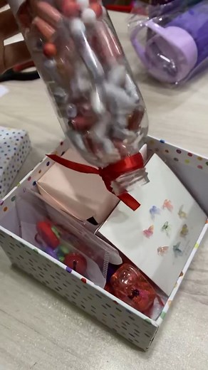 Creative Packing Ideas with Colorful Accessories