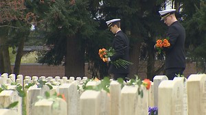 Thousands of roses placed at Seattle veterans cemetery