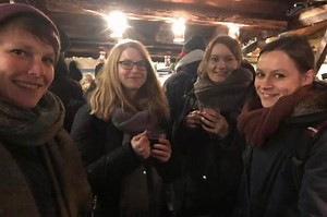 6.8K views · 206 reactions | Die Sprachkursteilnehmer vom Goethe-Institut Bonn, Goethe-Institut Mannheim, Goethe-Institut Schwäbisch Hall und Goethe-Institut Berlin erkunden die Weihnachtsmärkte in ihrer Umgebung. Wart ihr auch schon mal auf einem Weihnachtsmarkt unterwegs, welche Begriffe verbindet ihr damit? | Goethe-Institut - Deutsch lernen | Facebook