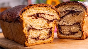 Cozonac pufos cu nuca si cacao Reteta scrisa aici: https://ideideretete.net/blog/cozonac-pufos-cu-nuca-si-cacao/ | Idei de retete