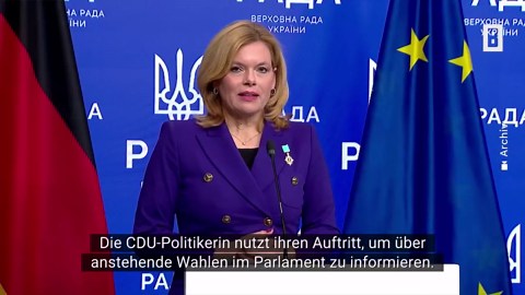 Julia Klöckner haut Follower im knallpinken Kleid um
