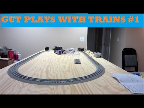 Gut Plays with Trains E1 Easy Fastrack Layout