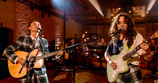 KIJK. Kids With Buns ontroert  Alex Callier met hun versie van Amalfi in ‘Liefde voor muziek’