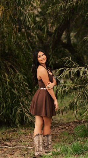 Lifestyle•Wedding photographer | Liby on Instagram: "Save this for your senior shoot inspo board ✨🤎🎓 - - - - - - ##SeniorPhotos #SeniorInspo #SeniorPictures #SeniorPortraits #SeniorPhotoIdeas #ClassOf2026 #2026Senior #SeniorPhotographer #SeniorSession #PhotoInspo #PhotographyInspo #InspoForYou #PhotoshootIdeas #PoseInspo #SeniorVibes #SeniorStyle #GradPhotos #GradPics #BakersfieldPhotographer #TravelPhotographer"