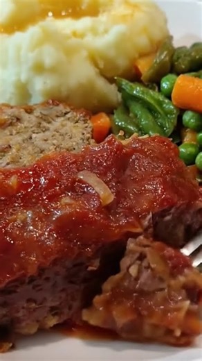 🍽️ Classic Meatloaf Dinner (Comfort Food Favorite)