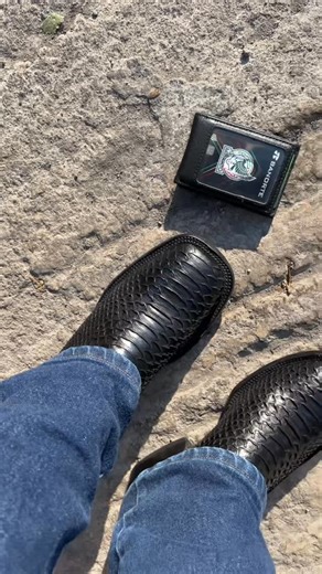 El_Toriz | Con botas de animal raro se ve caminar un hombre!🧔🏽‍♂️🎶 Víbora de Python🐍🔥 de lo más exótico en nuestra línea _ _ _ #pielesexoticas... | Instagram