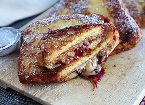 Recette de pain perdu beurre de cacahuètes et confiture