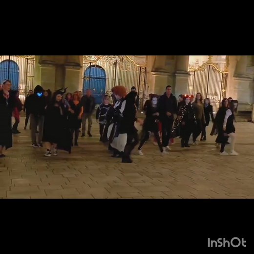 Familiaaaaaa 🫶🏽 Voici la flashmob organisée le 1er Nov chorégraphiée par Yacine Srt pour notre soirée Halloween 👻🎃 Magnifique, vous avez été géniaux 🤩 Bravo à tous et encore un immense merci de nous suivre dans nos délires, d'être fidèles sur la piste et votre bonne humeur, tout ça nous touche tant ❤️ Un grand merci à toutes les asso présentes pour cette flashmob, partager cette passion commune est un pur plaisir 🤗 Besosssss 🫰🏽 | Auch Danse