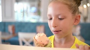 Cute Girl Eats Ice Cream Cone: vídeo stock (100% livre de direitos) 31570318 | Shutterstock