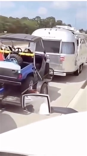 RVLife Media | What in the triple tow is going on here? #rvlife #rvfail #fail #towlife #nomad #diy #fulltimerv | Instagram