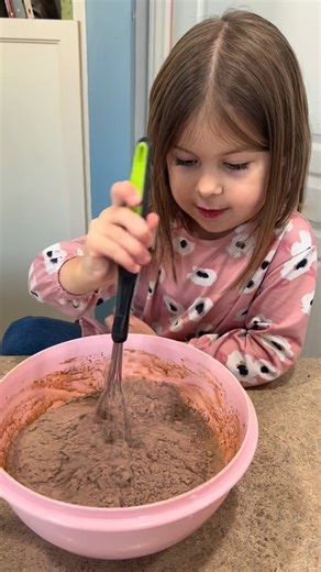 Julie Corriveau on Instagram: "Voici une recette de gâteau au double chocolat ultra moelleux, simple et parfaite à partager 🤎🍫 #tupperware #recette #recettefacile #cuisinemaison"