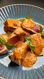 TONNO ALLA GRIGLIA E SALSA PUTTANESCA 🤤☀️🐟un secondo facile,estivo e davvero goloso! SALVA LA RICETTA E SPACCALA DI LIKE . Ingredienti x4 🛒 500 gr di tonno (abbattuto) 120 gr di piccadilly 120 gr di pomodorini orange 10 acciughe 20 gr capperi Basilico qb Sale e pepe qb Olio evo qb 2 spicchi di aglio 1 ciuffo di prezzemolo . #tonno #tunafish #tuna #secondidipesce #piattidimare #piattiestivi #puttanesca #napoli #food #foodporn #foodie #ricettetradizionali #cucinaitaliana #chefsoninstagram #ital