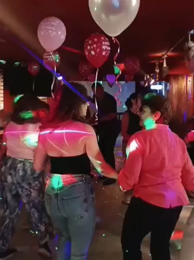 🎉✨ ¡Los viernes y sábados se vive la VIEJOTECA en Bogotá Disco Bar! ✨🎉 💃🕺 Ven a disfrutar una noche llena de música de siempre, alegría y el mejor ambiente para compartir con familia y amigos. 🎶 Clásicos que nos encantan para cantar y bailar 👨‍👩‍👧‍👦 Ambiente familiar 🎂 Ideal para cumpleaños y celebraciones 🍻 Promociones especiales todo el fin de semana 🔥 Viernes y sábados desde las 6:00 PM 📍 Calle 69A #77-86, Piso 2 – Santa Helenita 📲 Reservas: 322 888 36 58 ✨ ¡La mejor viejoteca t