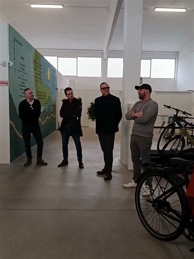 Abbiamo avuto l’onore di ospitare Sonny Colbrelli, ex campione di ciclismo e vincitore della leggendaria Parigi–Roubaix 2021. Attraverso il racconto della sua esperienza, Sonny ci ha ricordato quanto sia fondamentale la presenza di una postazione con defibrillatore in ogni luogo di lavoro e di personale adeguatamente formato al suo utilizzo. Un messaggio potente, che ribadisce il valore della prevenzione e della rapidità d’intervento. Insieme a noi anche il Sindaco di Dozza, Luca Albertazzi, e i